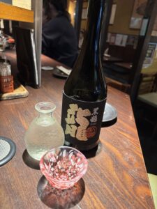 お店で出された日本酒の瓶とお猪口