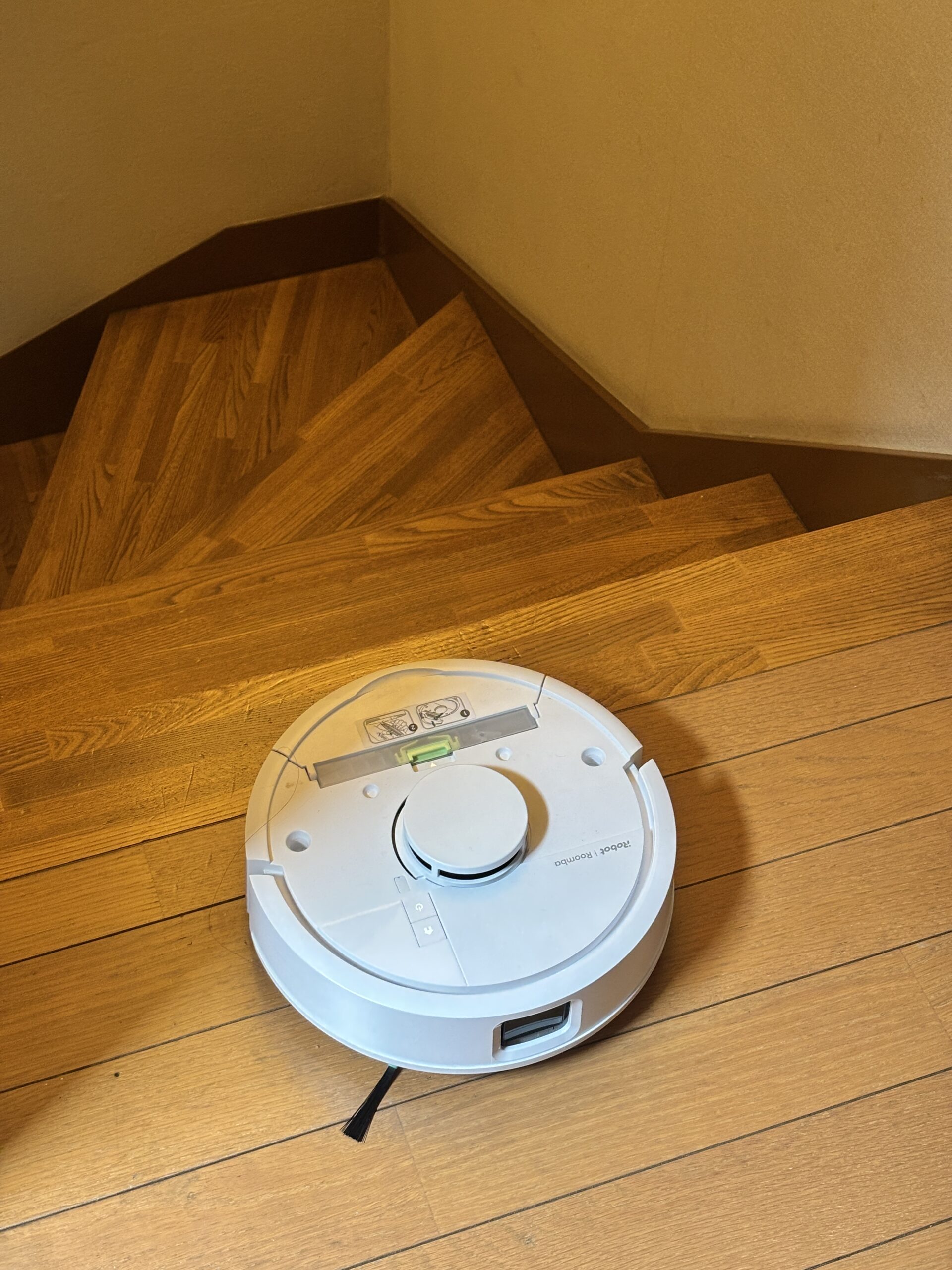 階段の下で掃除しているルンバ