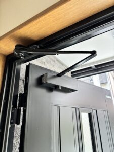 玄関ドアの上部にあるドアクローザー