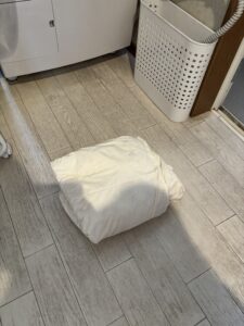 洗い上がってぺちゃんこになった羽根布団