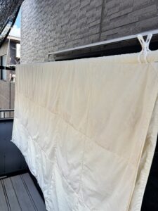 ベランダで羽根布団を干しているところ