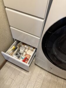 洗面所の洗濯機の隣にある引き出し。石けんなどのストックが入っている