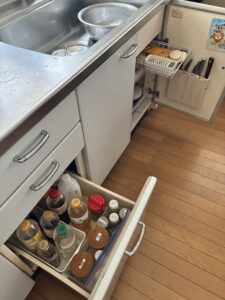 シンク下の引き出し。調味料に塩・こしょうなどのラベルが貼ってある