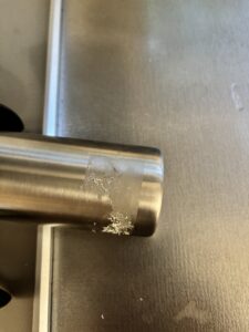 値札のラベルを剥がしたあとに残った、べったりしたノリの跡