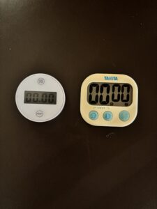 ダイソーのダイヤル式タイマーと、今まで使っていたタニタのボタン式タイマー