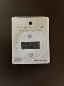 ダイソーで買ったダイヤル式キッチンタイマーのパッケージ。500円