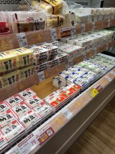 納豆や豆腐が並ぶ棚
