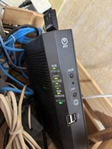 NTTのルーター。ランプはすべて緑に点灯している