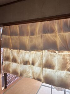 室内で光に透かして乾き具合を確認