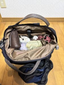 黒いバッグの中身はすべてポーチに入っている