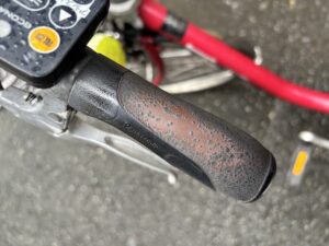 長年握って色が変わりツルツルになったグリップ