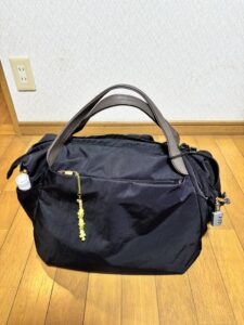 ダイヤル錠をつけた黒いバッグ