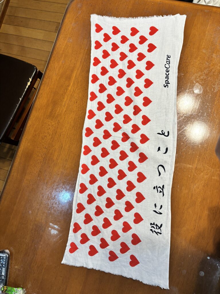 ハート柄の日本手ぬぐいを広げたところ