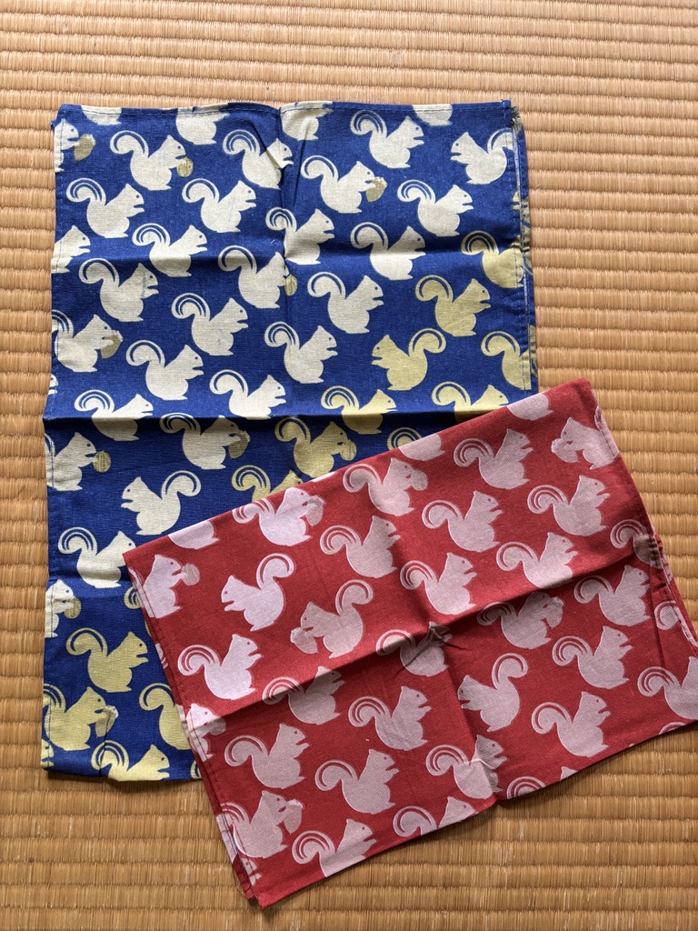 青と赤のリス柄の日本手ぬぐい