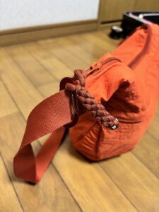 ショルダーの紐にカラビナを引っ掛けたところ
