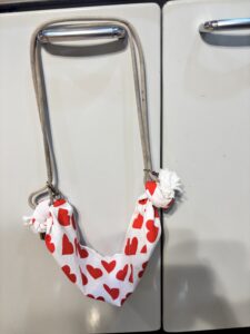 手ぬぐいの両端をショルダー紐の金具に結んだところ