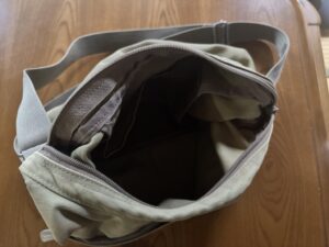 バッグの中。仕切りとポケットがあるだけ