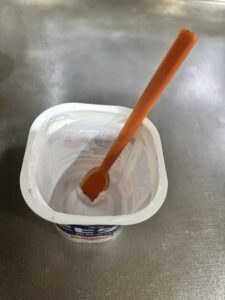 シリコンスプーンできれいにさらえたヨーグルトの容器